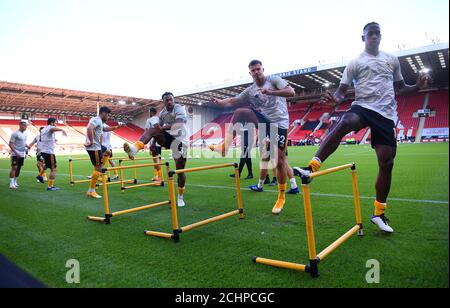 Adama Traore, Leander Dendoncker et Willy Boly de Wolverhampton Wanderers s'échauffent avant le match de la Premier League à Bramal Lane, Sheffield. Banque D'Images