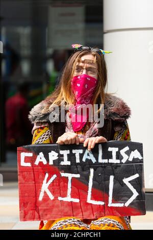 Manifestant tenant un écriteau lors d'une manifestation en grève de la Terre devant l'institution financière BlackRock, Londres, 5 septembre 2020 Banque D'Images