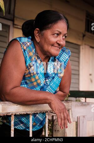 BARACOA, CUBA - VERS JANVIER 2020 : Portrait de femme dans les rues de Baracoa Banque D'Images