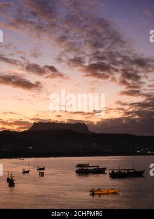 BARACOA, CUBA - VERS JANVIER 2020 : baie de Baracoa et bateaux pendant le coucher du soleil. Banque D'Images