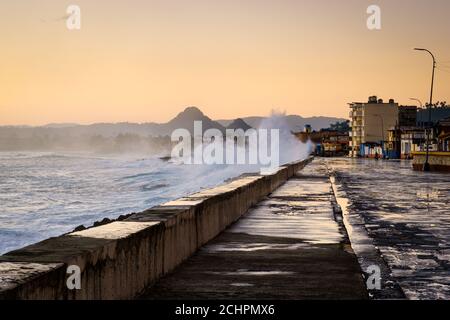 BARACOA, CUBA - VERS JANVIER 2020 : vue du Malecon à Baracoa au lever du soleil. Banque D'Images