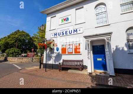 Vue sur le musée Sidmouth de Hope Cottage, une attraction locale populaire à Sidmouth, une ville côtière de Devon sur le site du patrimoine mondial de la côte jurassique Banque D'Images