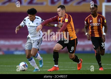 Courtney Senior de Colchester United cherche à passer Callum Cooke de Bradford City - Bradford City v Colchester United, Sky Bet League Two, Valley Parade, Bradford, Royaume-Uni - 12 septembre 2020 usage éditorial uniquement - restrictions DataCo. Applicables Banque D'Images