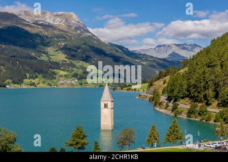 Belle vue aérienne du lac Resia et clocher submergé, Curon (Graun) Venosta, Tyrol du Sud, Italie Banque D'Images