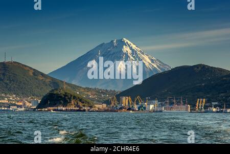 Océan et volcan Petropavlovsk-Kamchatsky Banque D'Images