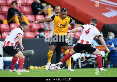 Adama Traore (au centre) de Wolverhampton Wanderers combat avec Enda Stevens (à gauche) de Sheffield United et John Fleck lors du match de la Premier League à Bramall Lane, Sheffield. Banque D'Images