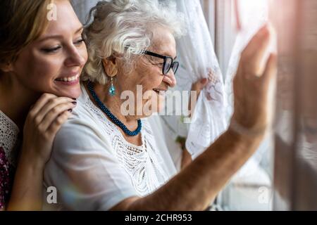 Jeune femme passant du temps avec sa grand-mère âgée à la maison Banque D'Images