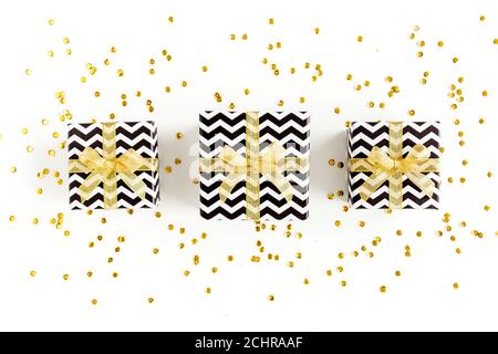 Cadeaux ou cadeaux boîtes et étoiles confetti sur fond blanc. Fête colorée, anniversaire. Motif Noël ou nouvel an. Flat lay, vue de dessus Banque D'Images