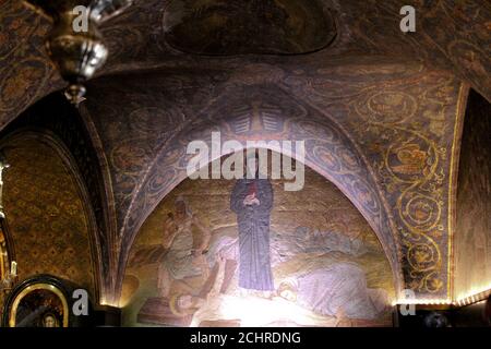 Station de la Croix n°11 et mosaïque intérieure du XIIe siècle Du Christ et de la Crucifixion sur le mur de la grotte dans le Église du Saint-Sépulcre Jérusalem Banque D'Images