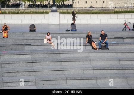 Londres, Royaume-Uni 14 sept 2020 - moins de personnes apprécient le temps chaud et ensoleillé de plus de Londres pendant le déjeuner, alors que la mini-vague de chaleur continue dans la capitale. Plus Londres et le Potters Field Park à proximité seraient normalement très occupés par des touristes et des employés de bureau pendant le temps ensoleillé. Le gouvernement a annoncé que les rassemblements de plus de six personnes sont interdits dès aujourd'hui, le nombre de cas de COVID19 ayant commencé à augmenter. Credit Dinendra Haria /Alay Live News Banque D'Images