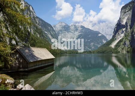 Boathouse au lac Obersee et beau paysage alpin à Schoenau am Koenigssee, Bavière, Allemagne Banque D'Images