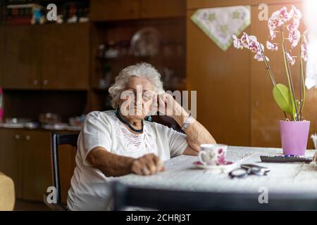 Portrait d'une femme âgée à sa maison Banque D'Images