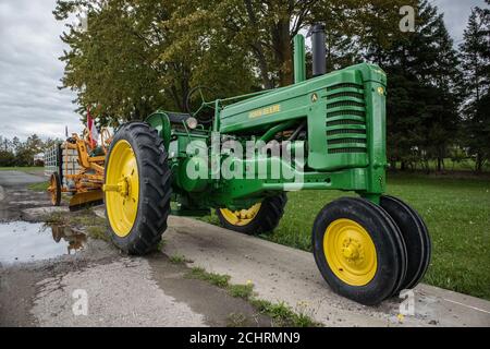 Un modèle John Deere UN tracteur tirant une charrue. Banque D'Images