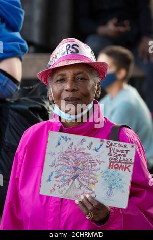 Portrait d'une femme tenant un écriteau lors d'une manifestation de rébellion d'extinction, Parliament Square, Londres, 5 septembre 2020 Banque D'Images