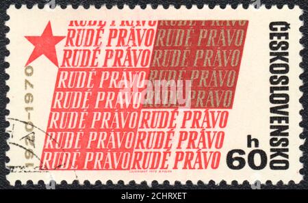 Un timbre imprimé en Tchécoslovaquie montre 50 anniversaire du journal rude Pravo (la droite rouge) , vers 1970 Banque D'Images