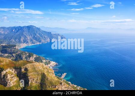 Vue panoramique sur la côte amalfitaine (près de Ravello), province de Salerne, Campanie, Italie. Banque D'Images