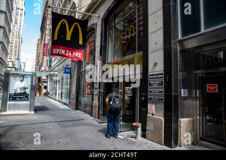 Des entreprises comme McDonald’s sont ouvertes sur Lower Broadway le 23 août 2020, alors que la construction se poursuit près du World Trade Center. (Photo : Gordon Banque D'Images