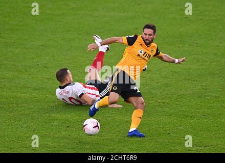 Billy Sharp (à gauche) de Sheffield United réagit à une collision avec Joao Moutinho de Wolverhampton Wanderers lors du match de la Premier League à Bramall Lane, Sheffield. Banque D'Images