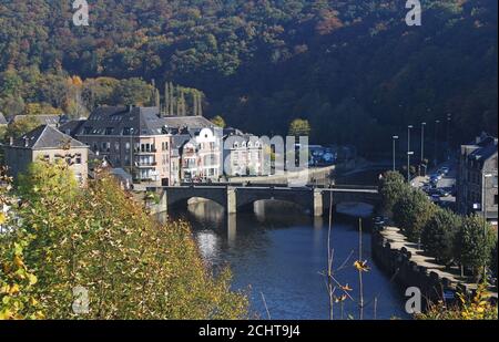 Vue sur la rivière Ourthe le matin d'automne ensoleillé jusqu'à la Roche en Ardenne, Belgique. Banque D'Images