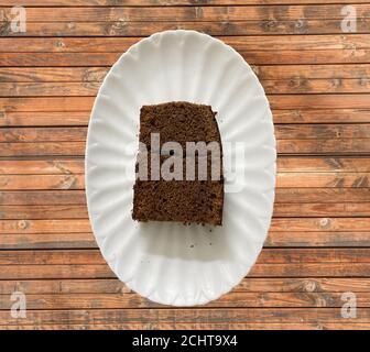 Gâteau au chocolat ordinaire, deux tranches servies dans une assiette Banque D'Images