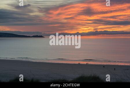 Coucher de soleil sur St Ives depuis la plage d'Upton Towans à Gwithian, Cornwall, Royaume-Uni. Prise le 15 août 2020. Banque D'Images