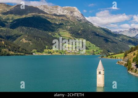 Belle vue aérienne du lac Resia et clocher submergé, Curon (Graun) Venosta, Tyrol du Sud, Italie Banque D'Images