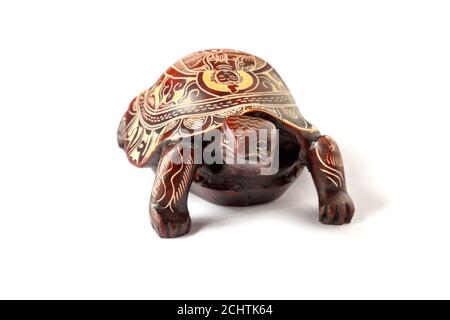 Tortue avec l'image du Bouddha sur la coquille, fond blanc. Vue avant. Banque D'Images