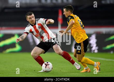 John Fleck (à gauche) de Sheffield United et Daniel Podence de Wolverhampton Wanderers se battent pour le ballon lors du match de la Premier League à Bramal Lane, Sheffield. Banque D'Images