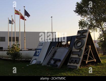 Panneau de l'hôtel réduit sur le côté de l'autoroute S-10 En venant à Santander Cantabria Espagne en début de matinée avec la lumière du soleil drapeaux effilochés Banque D'Images