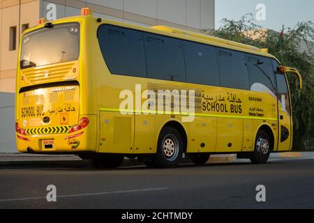 Autobus scolaire jaune à Abu Dhabi, Émirats arabes Unis, Dubaï, Émirats, Golfe, Moyen-Orient. Des signes et symboles de sensibilisation ont été écrits en langue arabe à Banque D'Images