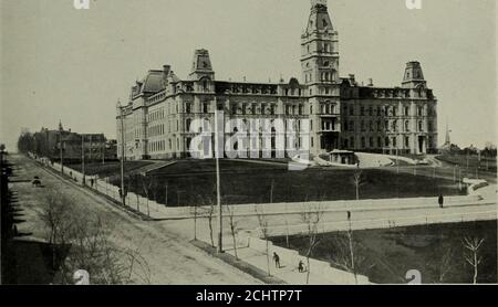 . Vues des villes canadiennes, Toronto, Ottawa, Montréal, Québec, St. John, Halifax . ST. LA PORTE LOUIS ET LA GRANDE ALLÉE l'ancienne porte Saint-Louis a été démolie en 1871. À sa place se dresse un portail splendide de maçonnerie avec des tours et d'une apparence médiévale générale construit en accordaux plans formulés par Lord Dufterin. Les marches sur la droite mènent au sommet de l'ancien mur de la ville. À l'extérieur des murs, depuis la porte Saint-Louis, s'étend la Grande allée, une belle rue moderne sur laquelle se trouvent le Parlement et les bâtiments ministériels et de nombreuses résidences secondaires. (Euebec. PARLEMENT ET DEPARTM Banque D'Images