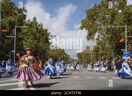 Barcelone, Espagne. 12 octobre 2019 : danseurs de Moreno boliviens pendant Dia de la Hispanidad à Barcelone. Banque D'Images