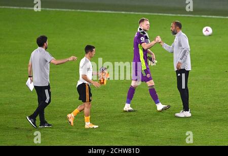 Nuno Espirito Santo (à droite), le directeur de Wolverhampton Wanderers, salue le gardien de but de Sheffield Aaron Ramsdale après le coup de sifflet final lors du match de la Premier League à Bramal Lane, Sheffield. Banque D'Images