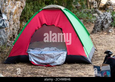 Camping et tente sous la forêt de pins au coucher du soleil à nord du Liban Banque D'Images