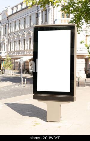 Maquette de blanc ville vierge publicité en plein air stand de panneau d'affichage vertical dans la rue de la vieille ville Banque D'Images