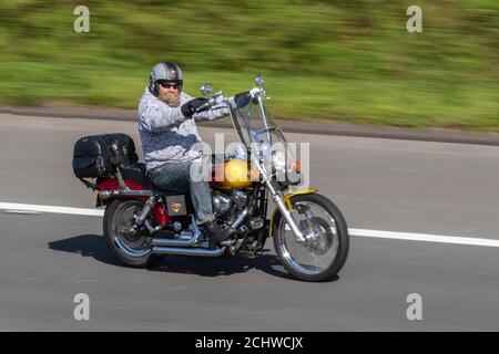 Red orange Harley Davidson Motorbike rider; deux véhicules à roues, motos, véhicule, routes, motos, motards qui se conduisent à Chorley, Royaume-Uni Banque D'Images