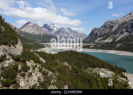 Valdicentro, Italie - 31 mai 2020 : vue sur le barrage du lac Cancano Banque D'Images