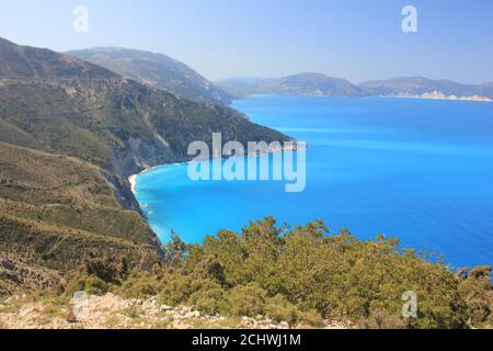 Vue panoramique sur le bleu infini de la mer Ionienne Dans l'île de Kefalonia, Grèce Banque D'Images