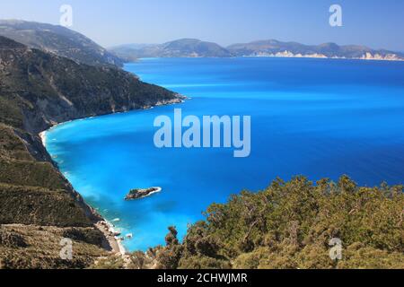 Vue panoramique sur le bleu infini de la mer Ionienne Dans l'île de Kefalonia, Grèce Banque D'Images