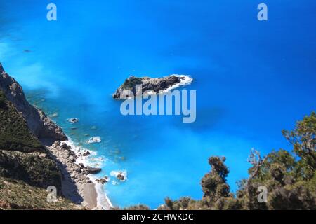 Vue panoramique sur le bleu infini de la mer Ionienne Dans l'île de Kefalonia, Grèce Banque D'Images