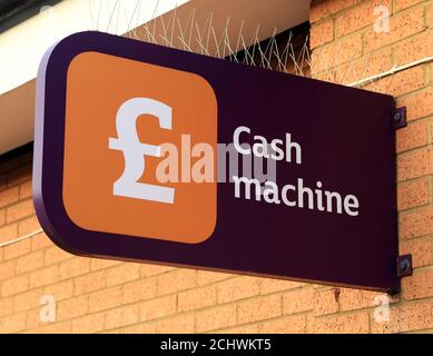 Distributeur automatique de billets, panneau, supermarché Sainsbury's, Hunstanton, Norfolk, Angleterre, Royaume-Uni Banque D'Images
