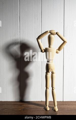 le mannequin en bois avec les bras relevés Banque D'Images