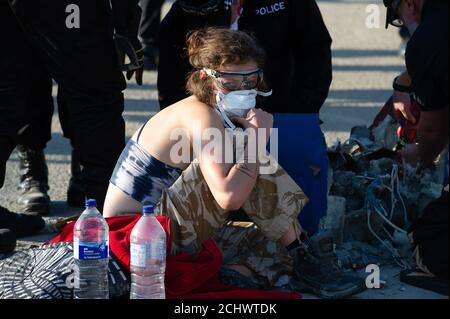 West Hyde, Hertfordshire, Royaume-Uni. 14 septembre 2020. Les militants écologistes STOP HS2 ont bloqué deux des portes du site principal du portail sud HS2 toute la journée aujourd'hui, par une protestation pacifique contre la destruction causée à l'environnement dans les Chilterns par la liaison ferroviaire à grande vitesse, HS2. Ce soir, une équipe de police spécialisée chargée de l'enlèvement des manifestants était présente, coupant les manifestants des blocs dans lesquels ils avaient verrouillé leurs armes. Crédit : Maureen McLean/Alay Live News Banque D'Images