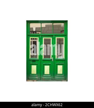 Porte en bois vert vif avec éléments décoratifs isolés sur blanc arrière-plan Banque D'Images