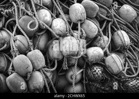 Pile de filets de pêche de séchage avec flotteurs. Photo d'arrière-plan en noir et blanc Banque D'Images