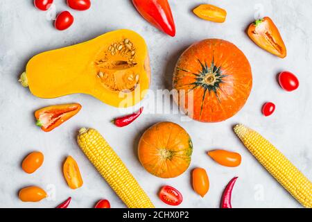 Assortiment de légumes frais jaune et orange. Nourriture de fond Banque D'Images