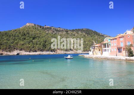 Un des plus beaux villages d'Europe, Assos villages de l'île de Kefalonia Grèce Banque D'Images