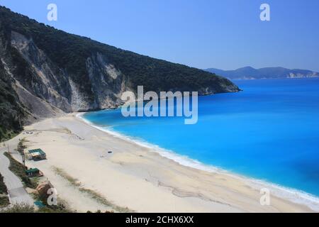 La célèbre plage de Myrtos (Mirtos) sur l'île de Kefalonia en Grèce Banque D'Images