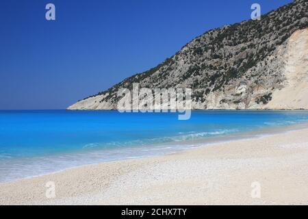 La célèbre plage de Myrtos (Mirtos) sur l'île de Kefalonia en Grèce Banque D'Images