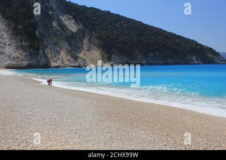 La célèbre plage de Myrtos (Mirtos) sur l'île de Kefalonia en Grèce Banque D'Images